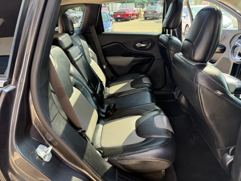 Jeep Cherokee Vehicle Image 15