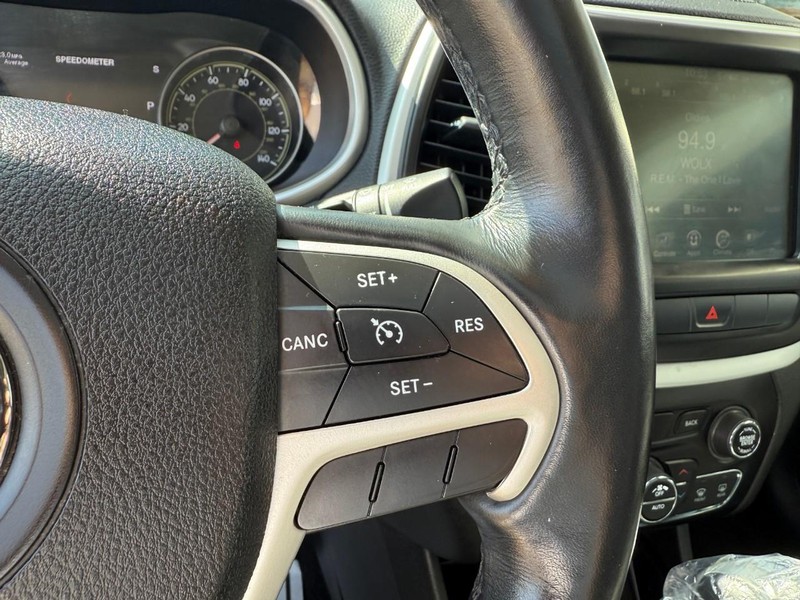 Jeep Cherokee Vehicle Image 25