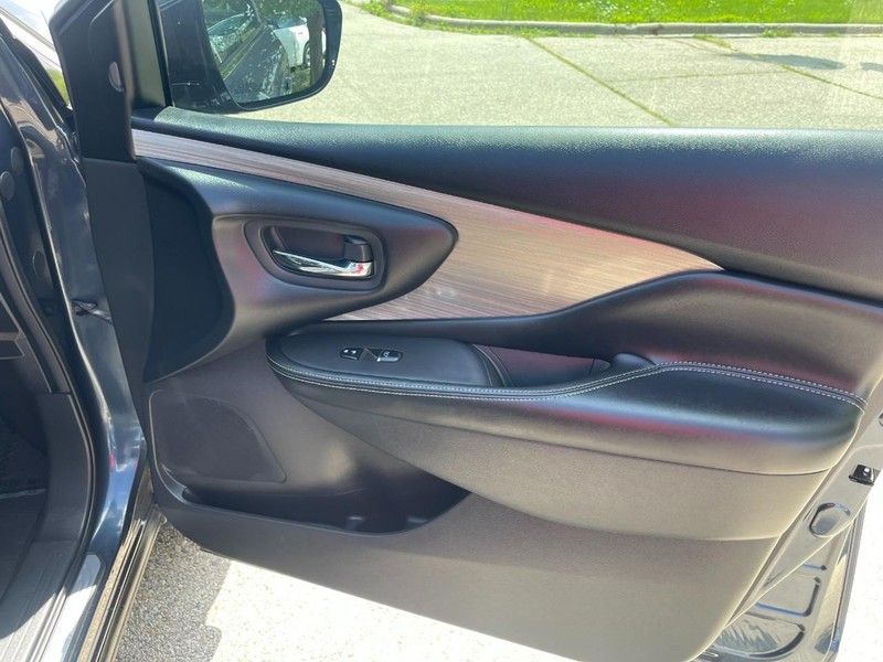 Nissan Murano Vehicle Image 12