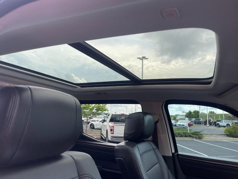 Toyota Tundra 4WD Vehicle Image 12