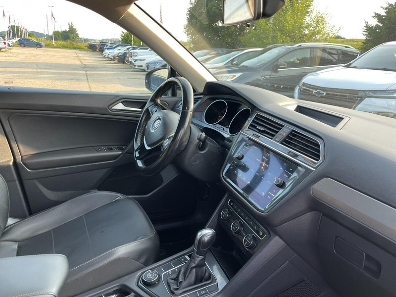 Volkswagen Tiguan Vehicle Image 02