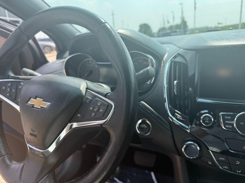 Chevrolet Cruze Vehicle Image 13