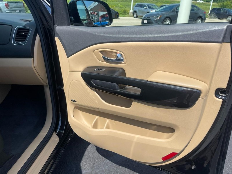 Kia Sedona Vehicle Image 11