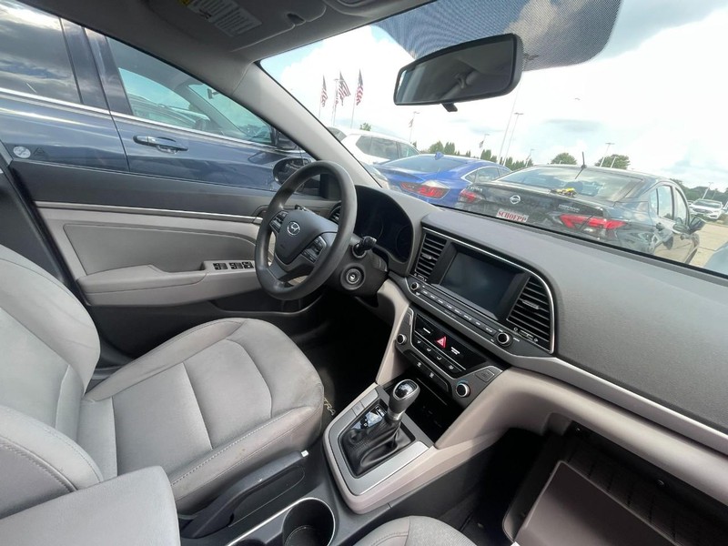 Hyundai Elantra Vehicle Image 04
