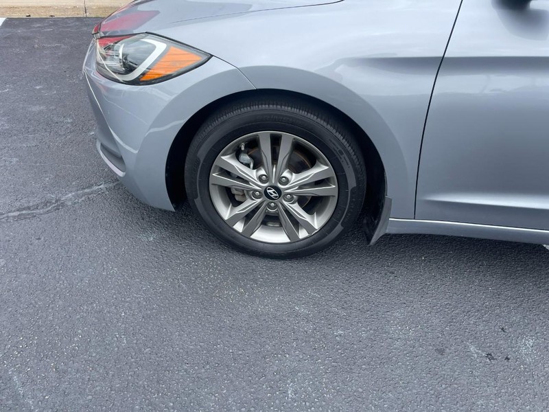Hyundai Elantra Vehicle Image 06