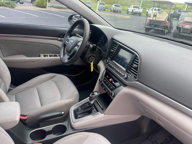 Hyundai Elantra Vehicle Image 09