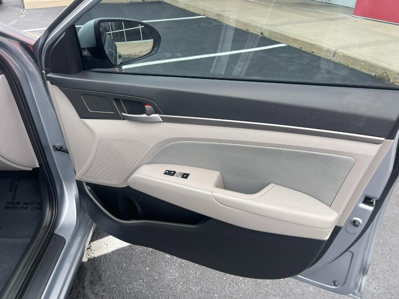 Hyundai Elantra Vehicle Image 11
