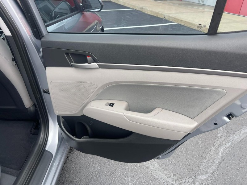 Hyundai Elantra Vehicle Image 14