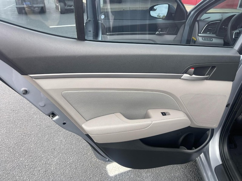 Hyundai Elantra Vehicle Image 17