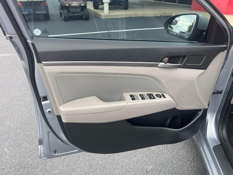 Hyundai Elantra Vehicle Image 19
