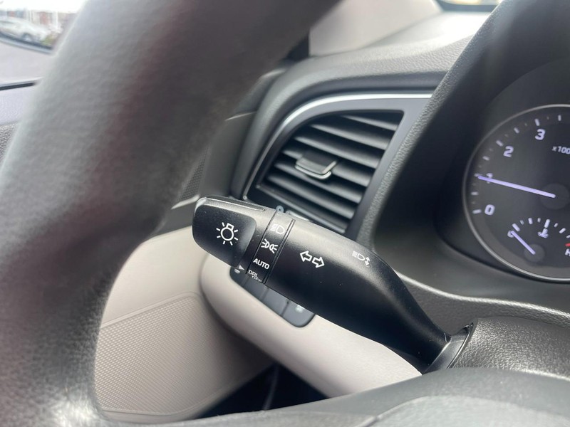 Hyundai Elantra Vehicle Image 24