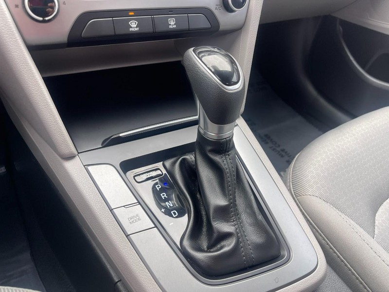 Hyundai Elantra Vehicle Image 27