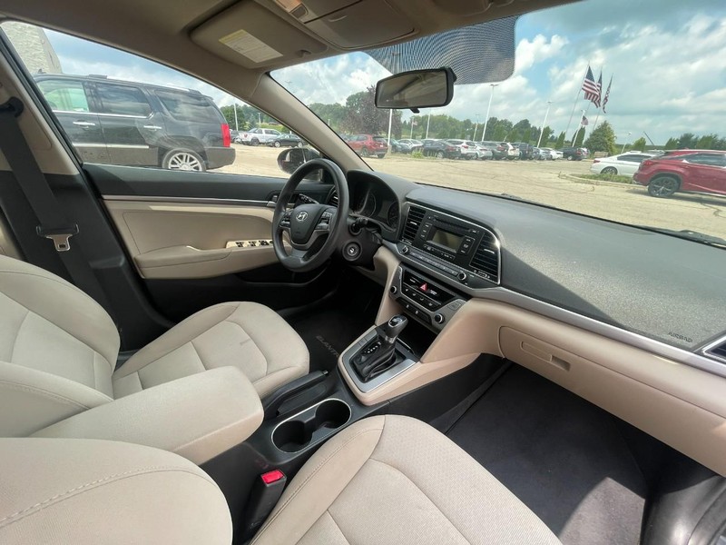 Hyundai Elantra Vehicle Image 04