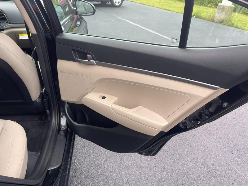 Hyundai Elantra Vehicle Image 09