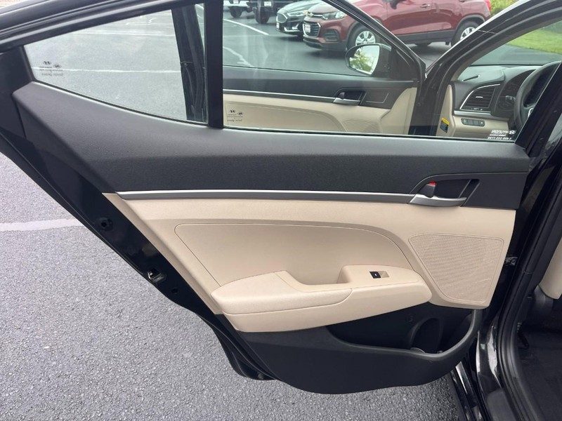 Hyundai Elantra Vehicle Image 12