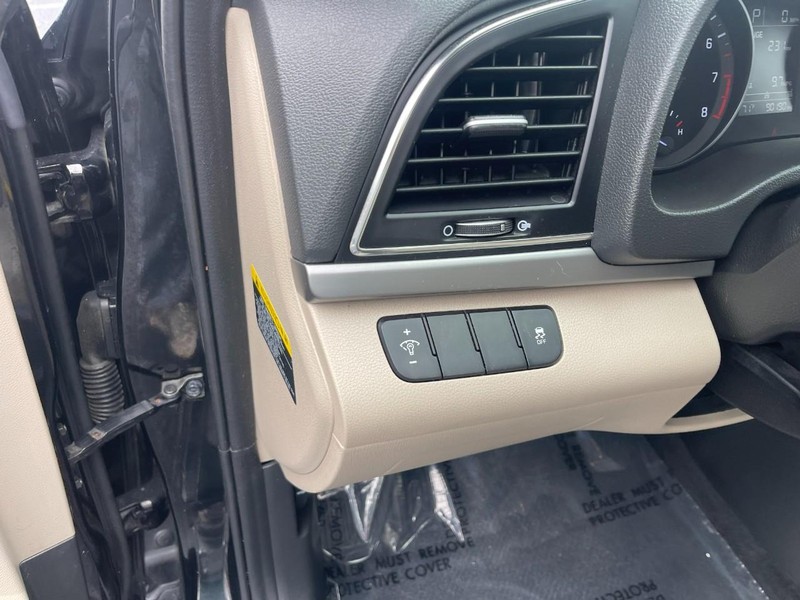 Hyundai Elantra Vehicle Image 15