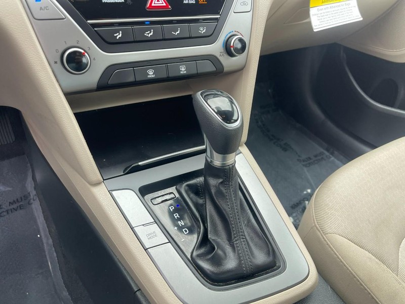 Hyundai Elantra Vehicle Image 17