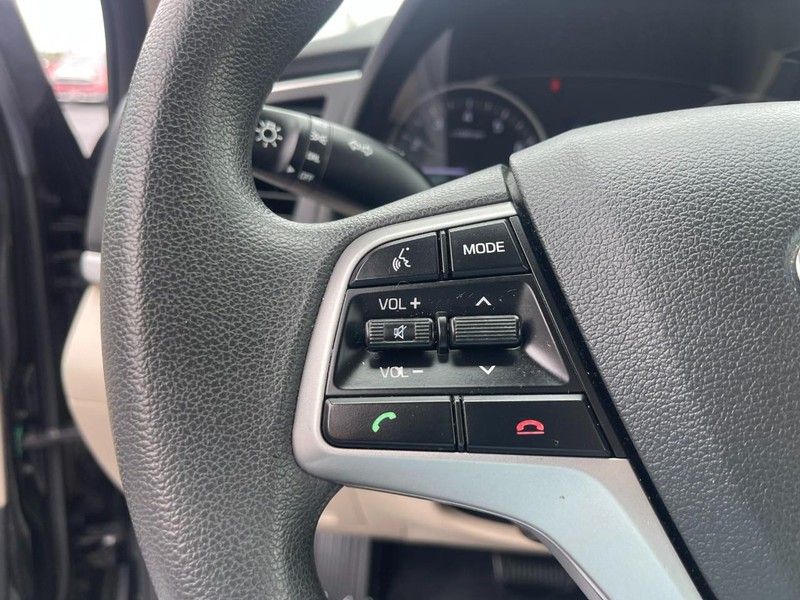 Hyundai Elantra Vehicle Image 19