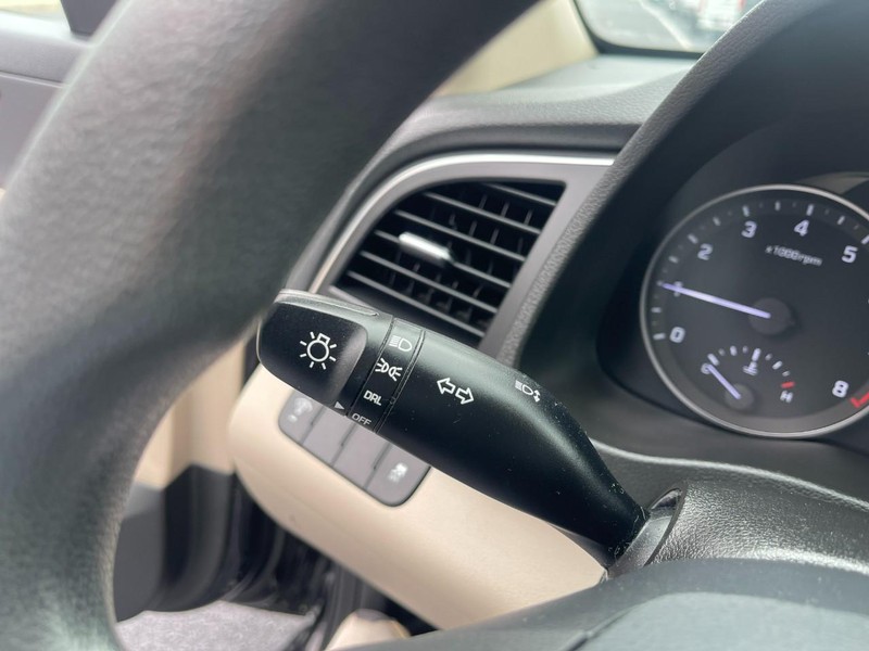 Hyundai Elantra Vehicle Image 21