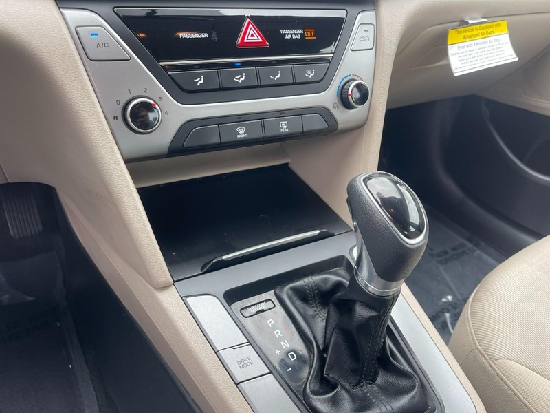 Hyundai Elantra Vehicle Image 24