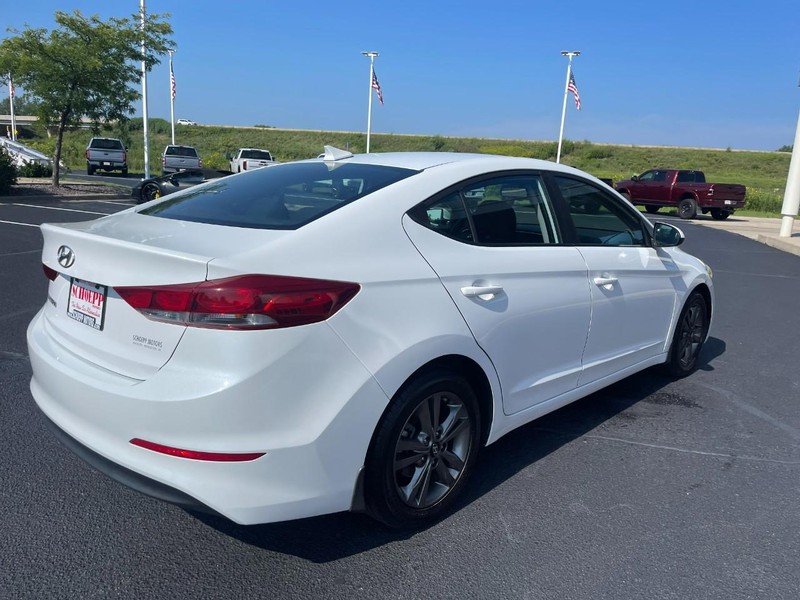 Hyundai Elantra Vehicle Image 03