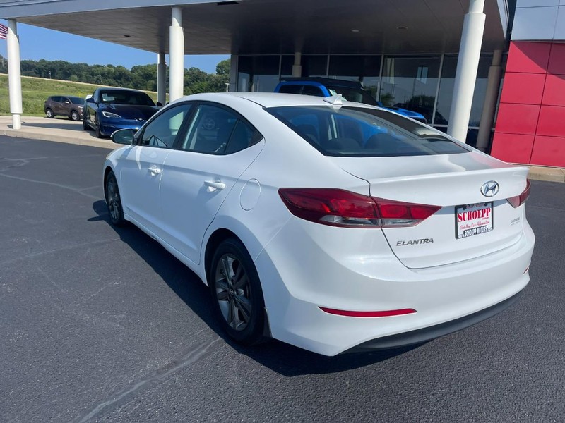 Hyundai Elantra Vehicle Image 04