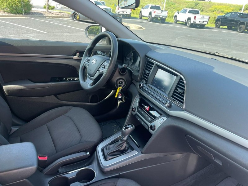 Hyundai Elantra Vehicle Image 05