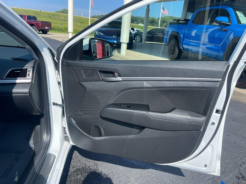 Hyundai Elantra Vehicle Image 08