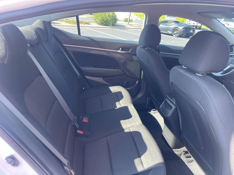 Hyundai Elantra Vehicle Image 09