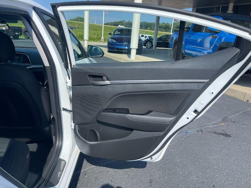 Hyundai Elantra Vehicle Image 10