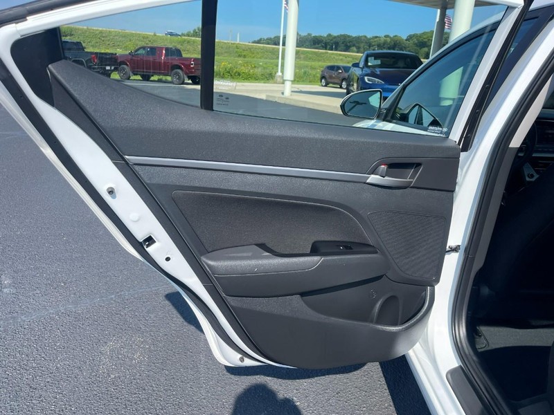 Hyundai Elantra Vehicle Image 12