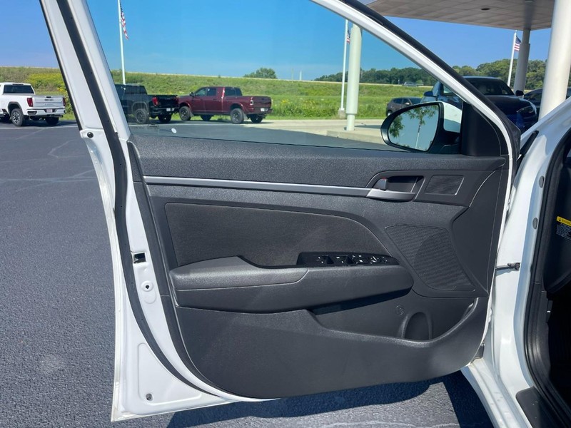 Hyundai Elantra Vehicle Image 14