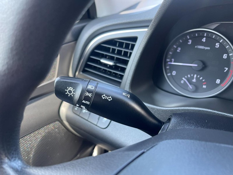 Hyundai Elantra Vehicle Image 19