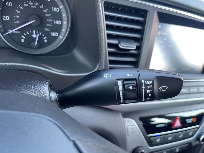 Hyundai Elantra Vehicle Image 20
