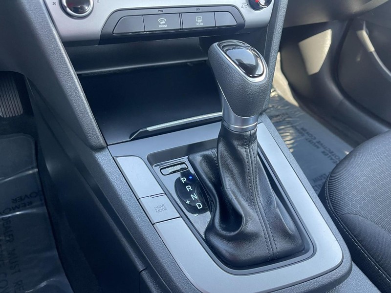 Hyundai Elantra Vehicle Image 21