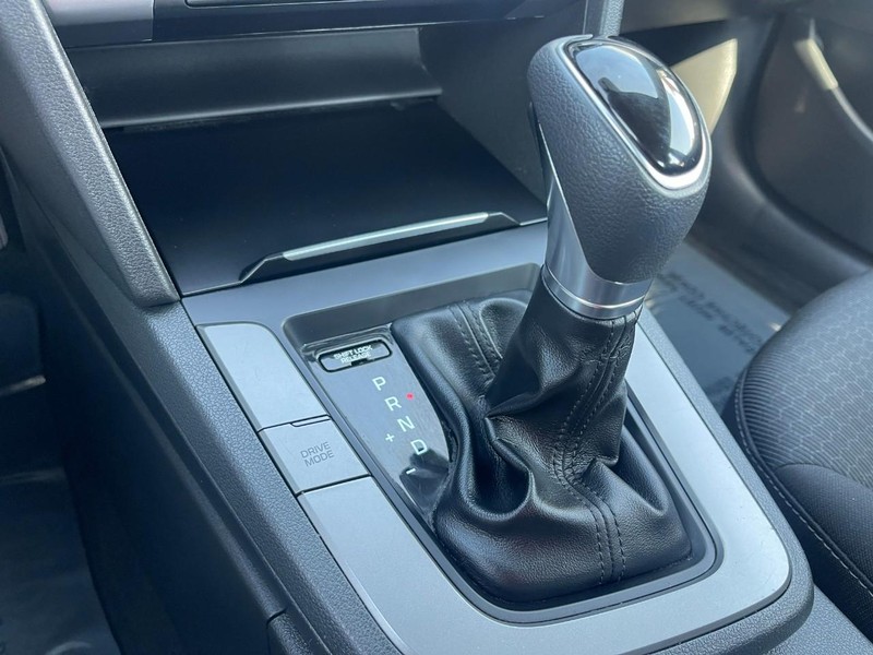 Hyundai Elantra Vehicle Image 24