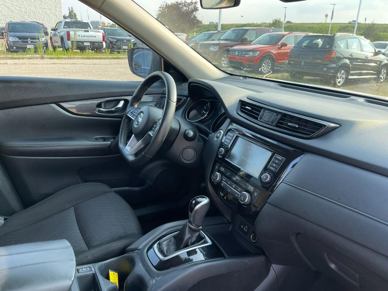 Nissan Rogue Vehicle Image 02