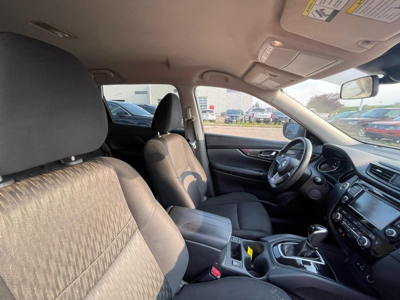 Nissan Rogue Vehicle Image 03