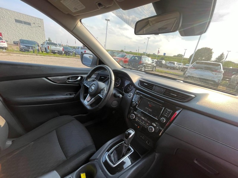 Nissan Rogue Vehicle Image 05