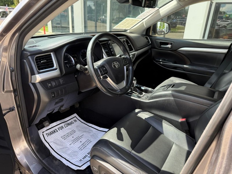 Toyota Highlander Vehicle Image 10