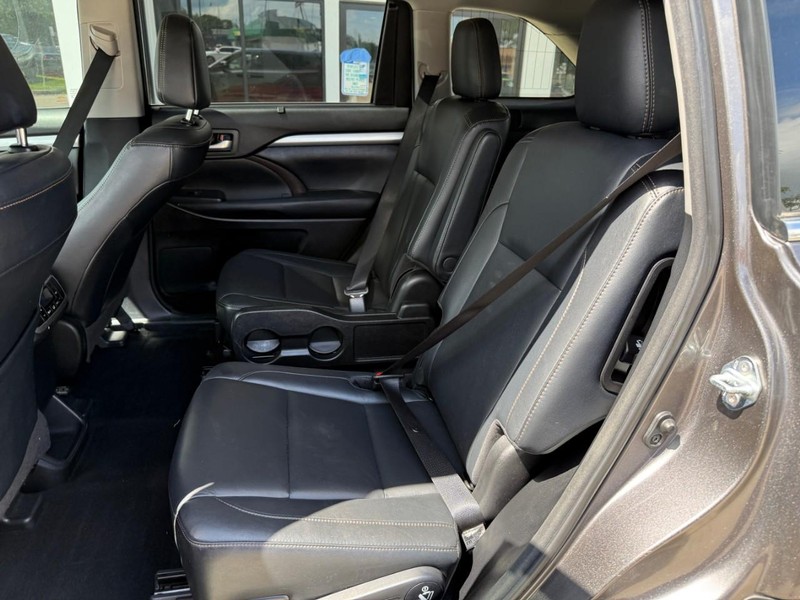Toyota Highlander Vehicle Image 11
