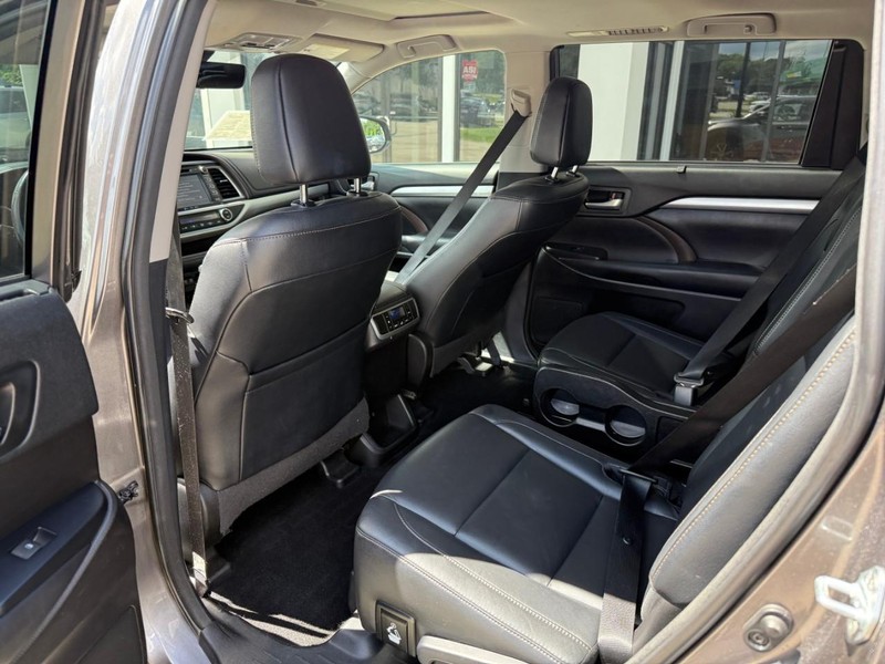 Toyota Highlander Vehicle Image 12