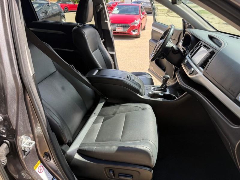 Toyota Highlander Vehicle Image 21