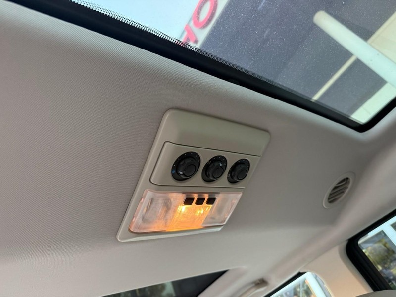 Land Rover LR4 Vehicle Image 14