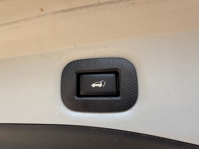 Nissan Rogue Vehicle Image 14