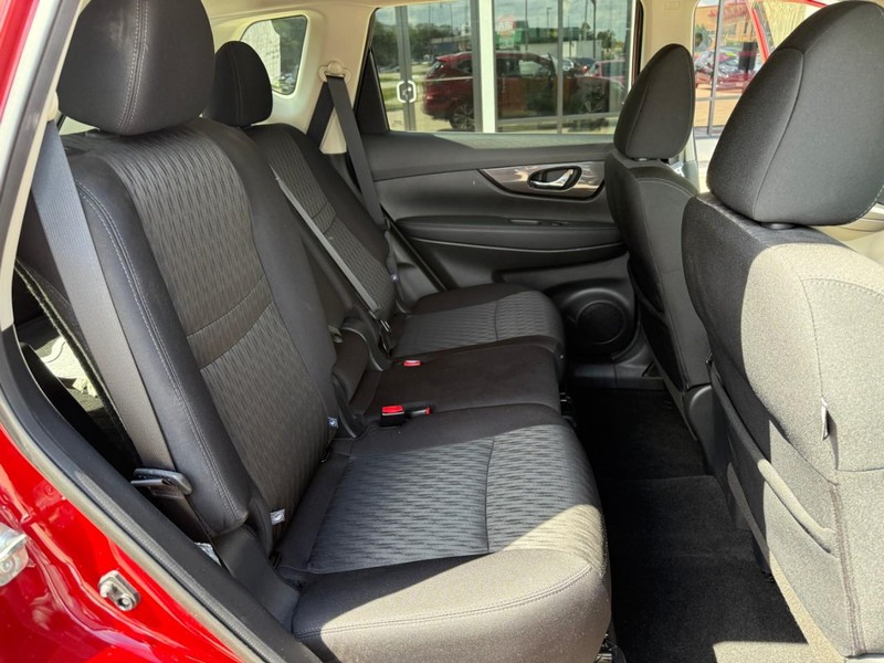 Nissan Rogue Vehicle Image 15