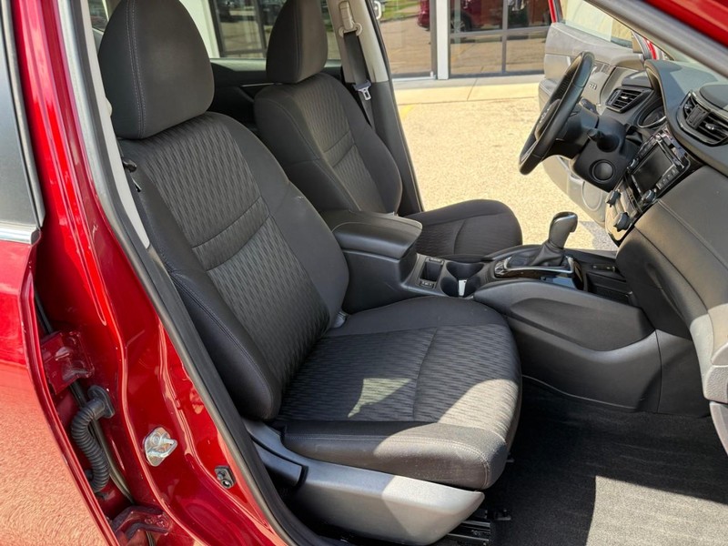 Nissan Rogue Vehicle Image 17