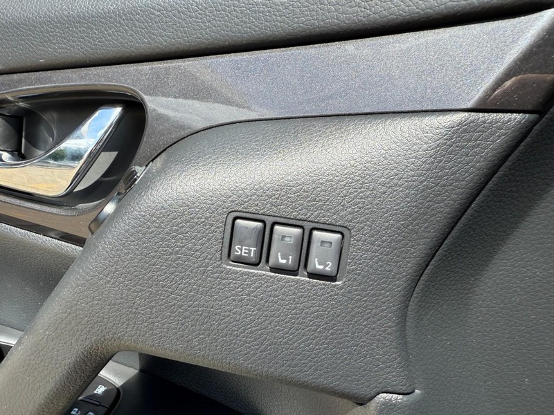 Nissan Rogue Vehicle Image 19