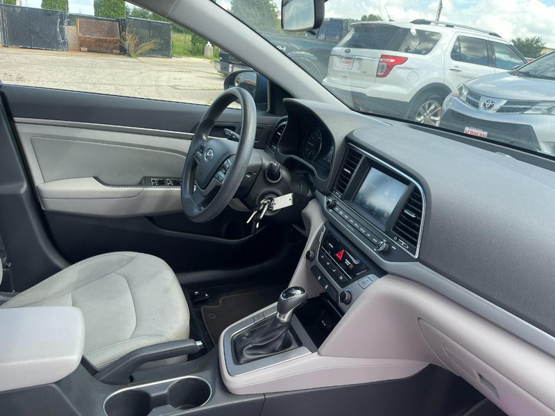 Hyundai Elantra Vehicle Image 02