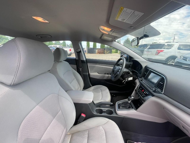 Hyundai Elantra Vehicle Image 03